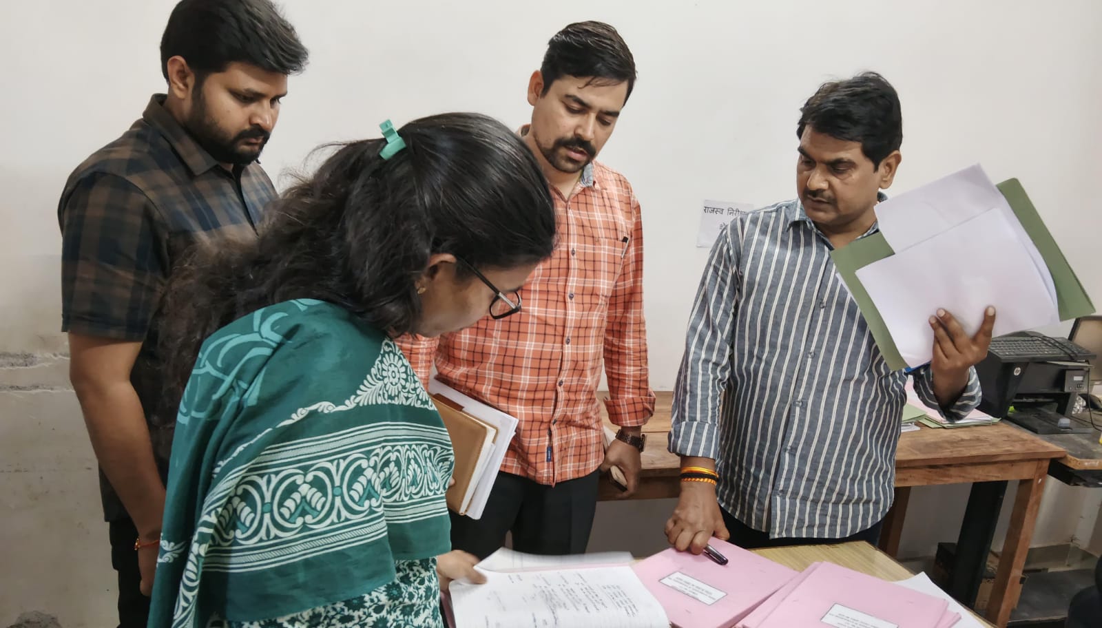 डीएम का चला प्रशासनिक डंडा: फाइलों की 'सुस्ती' पर नाराज, ढिलाई नहीं बर्दाश्त
