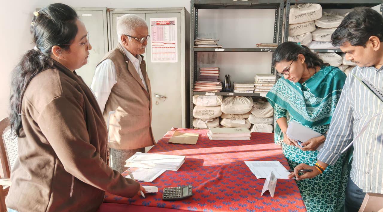 डीएम का चला प्रशासनिक डंडा: फाइलों की 'सुस्ती' पर नाराज, ढिलाई नहीं बर्दाश्त