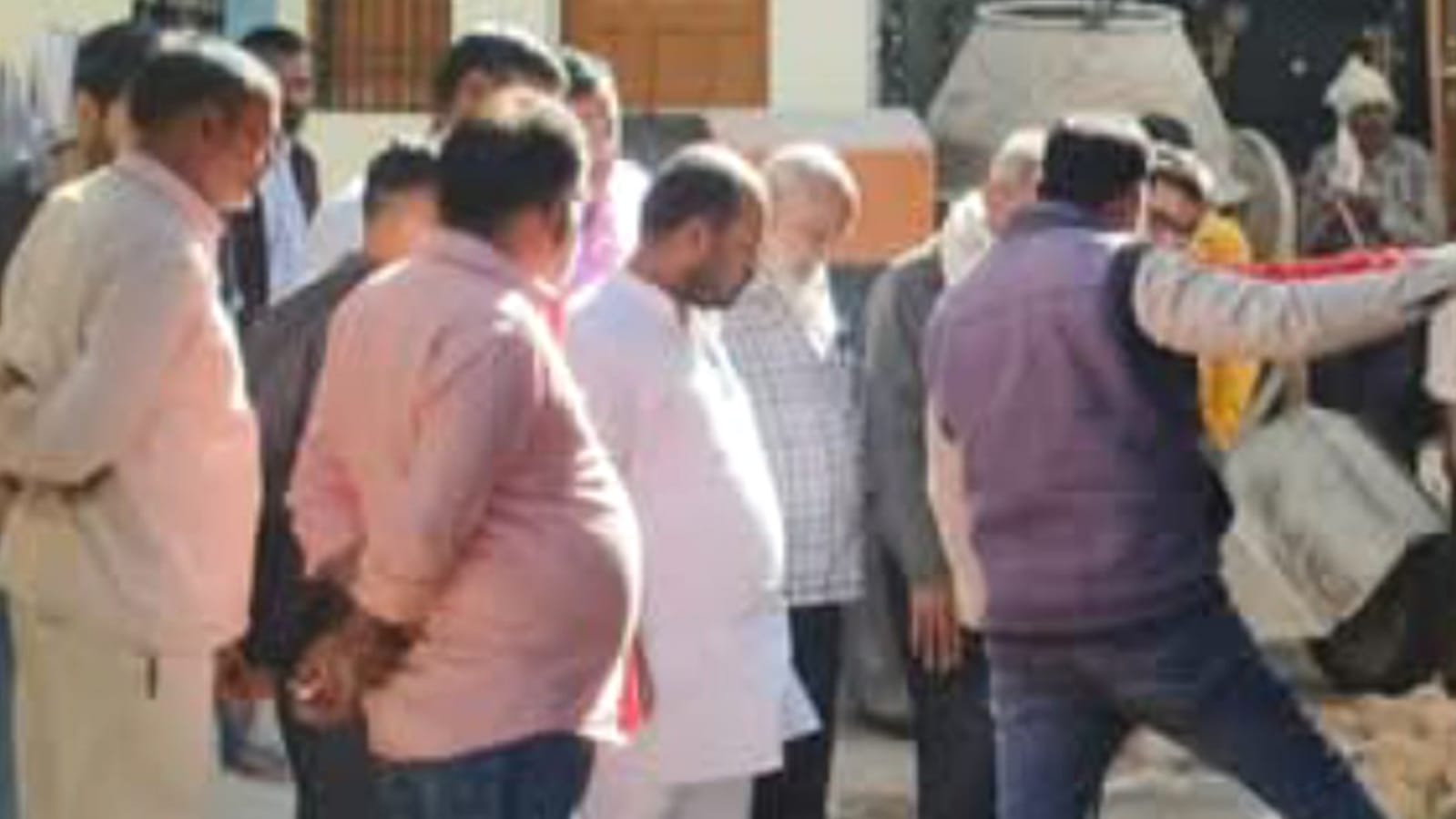 प्रतिनिधि अंकित "ललकार के गाड़ी हांको" की राह पर: रोड निर्माण से बदल रहे सूरत
