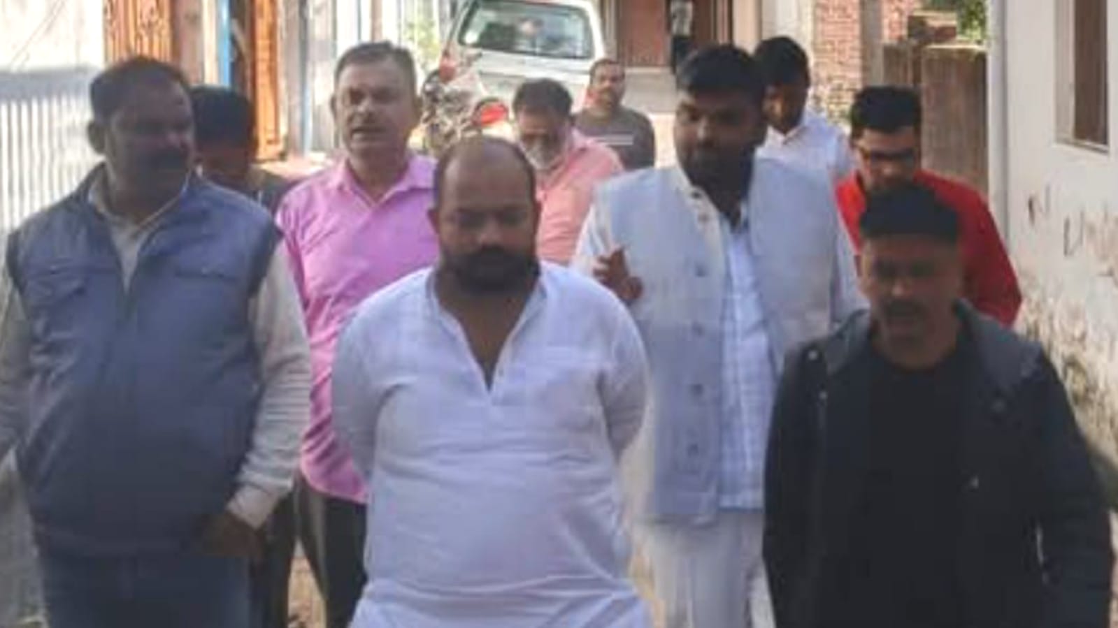 प्रतिनिधि अंकित "ललकार के गाड़ी हांको" की राह पर: रोड निर्माण से बदल रहे सूरत
