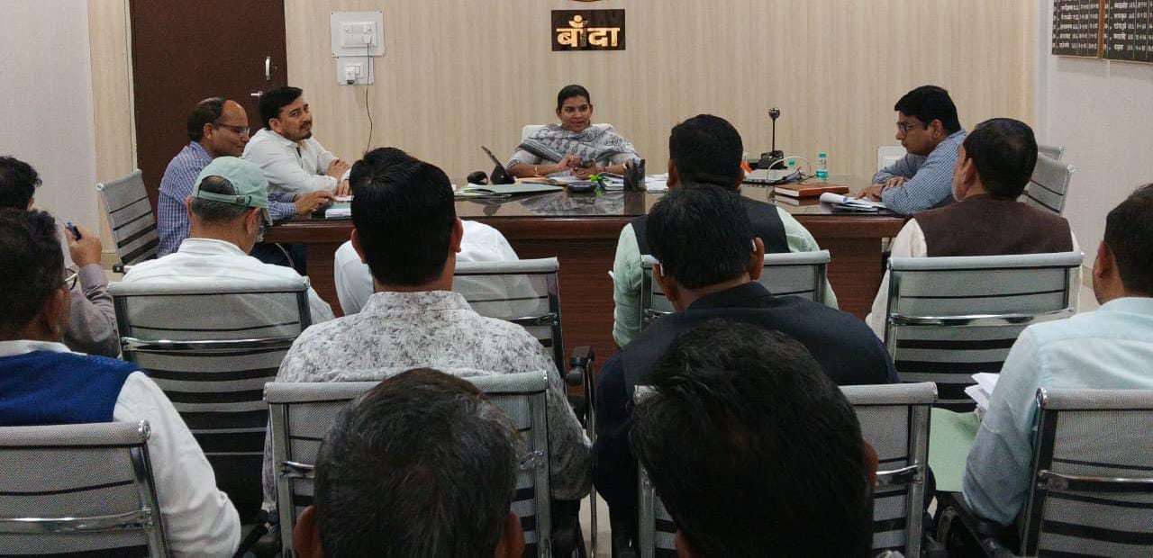 डीएम द्वारा 'फंड का फुल एक्शन प्लान': अफसरों को सख्त दी अंतिम चेतावनी