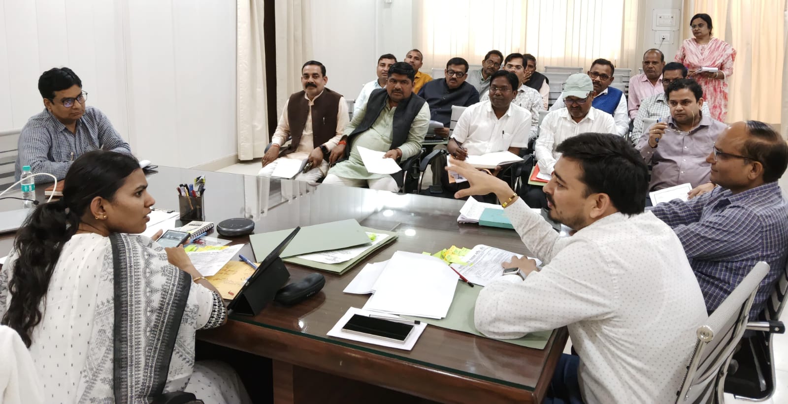 डीएम द्वारा 'फंड का फुल एक्शन प्लान': अफसरों को सख्त दी अंतिम चेतावनी