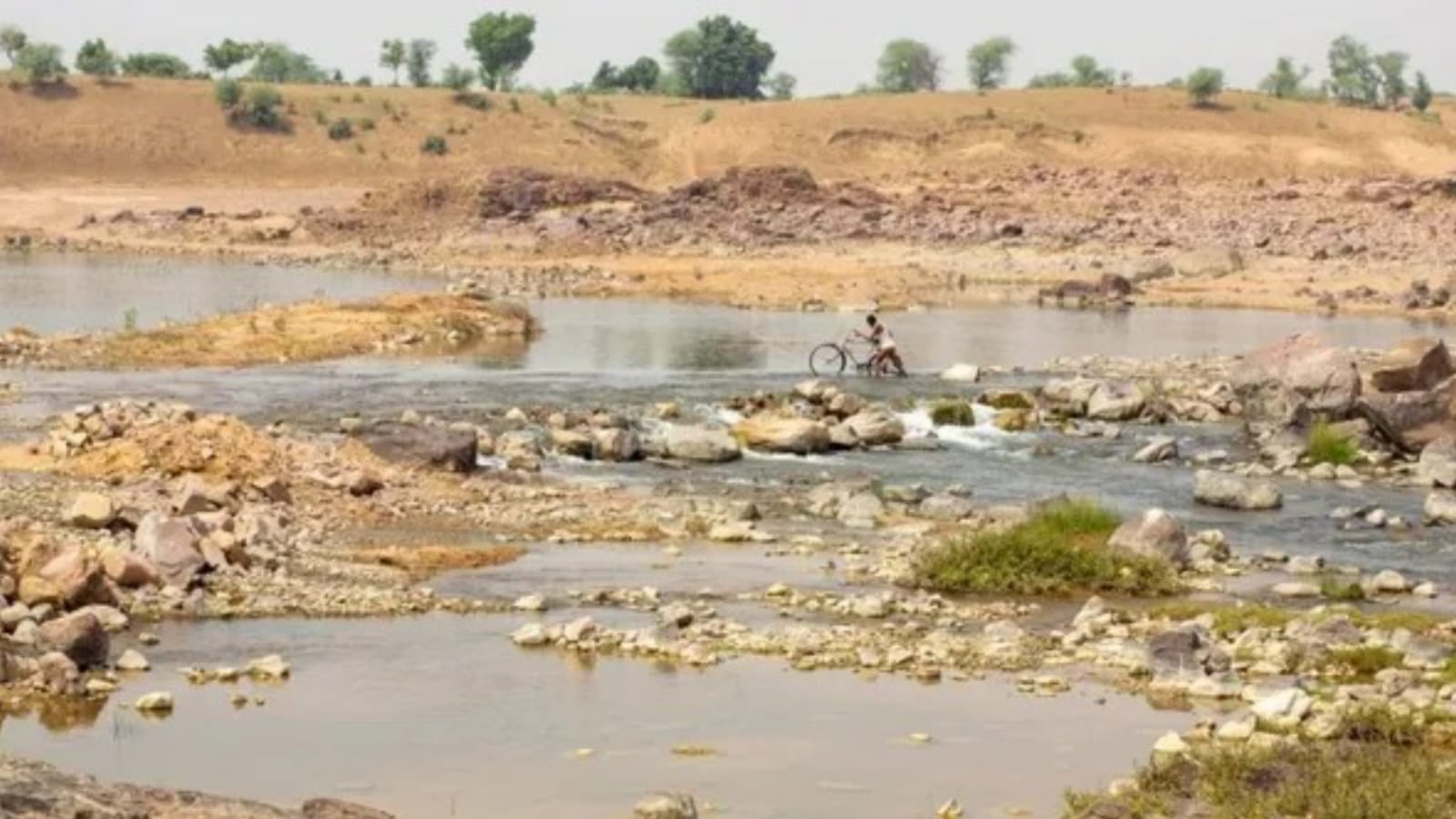 जल संस्थान लापरवाह: पानी का मंडराया संकट, केन नदी 'सिकुड़ी'
