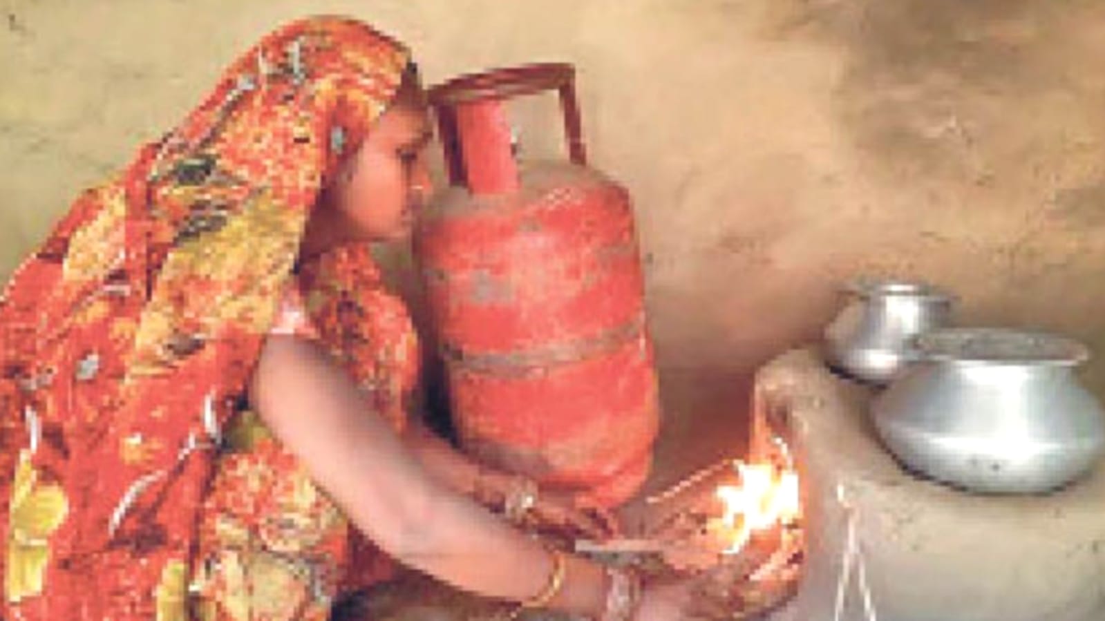 बांदा में 'चूल्हा-अंगीठी' पुनः बननें लगे सहारा: रसोई गैस हुई दुर्लभ !