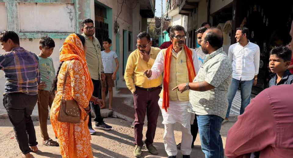प्रतिनिधि अंकित 'भड़के': घटिया 'सड़क निर्माण' पर ठेकेदार की लगाई 'क्लास'
