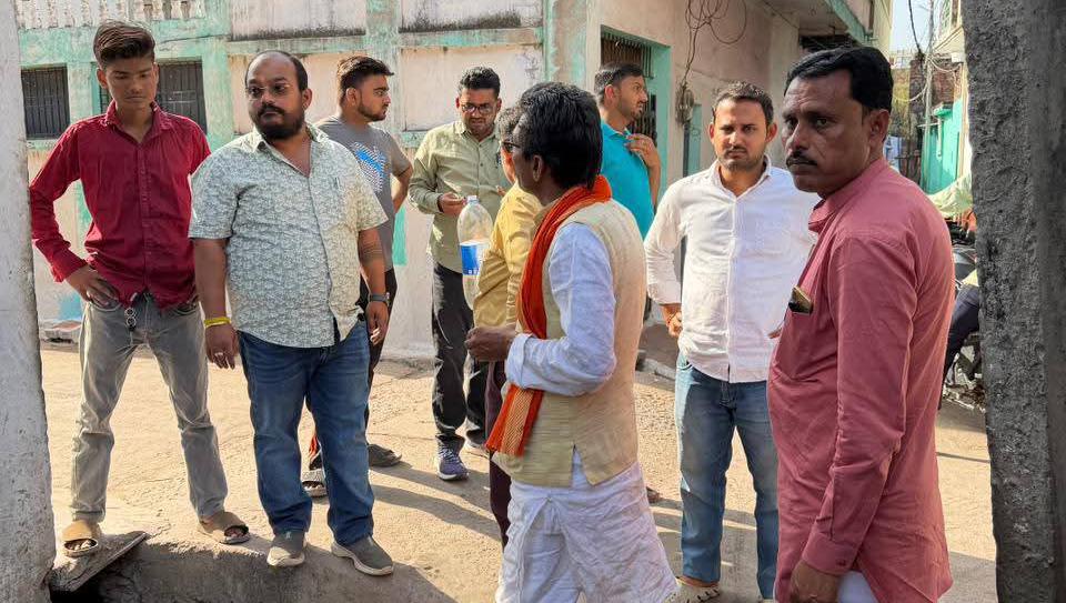 प्रतिनिधि अंकित 'भड़के': घटिया 'सड़क निर्माण' पर ठेकेदार की लगाई 'क्लास'
