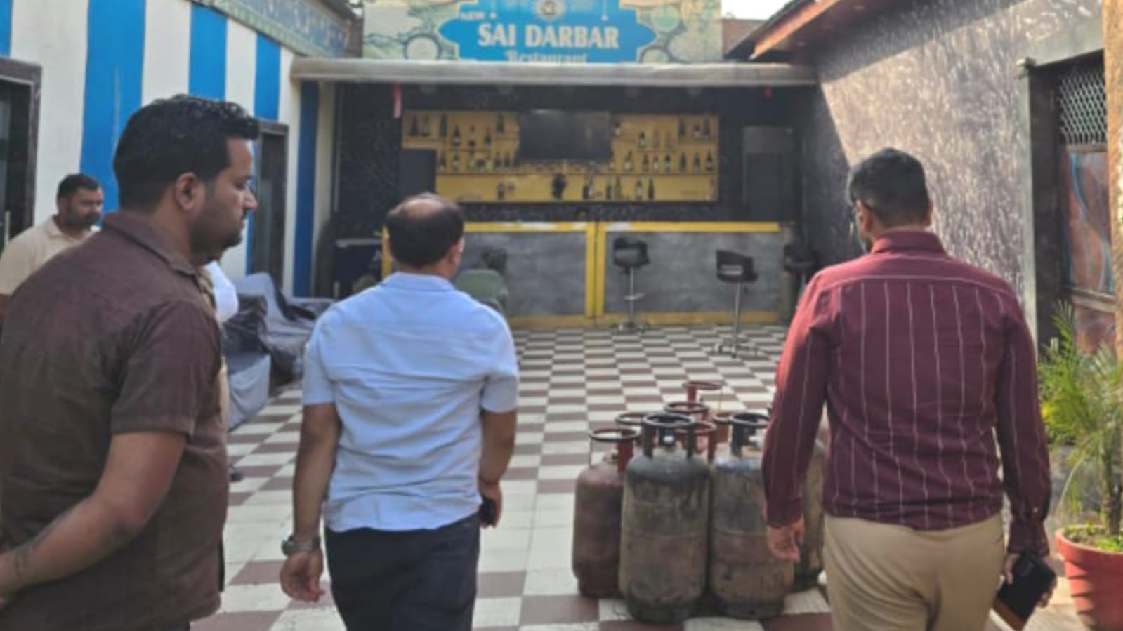 गैस माफियाओं की कालाबाजारी पर प्रशासन का ‘छापा’: होटल में पकड़े गए घरेलू सिलेंडर