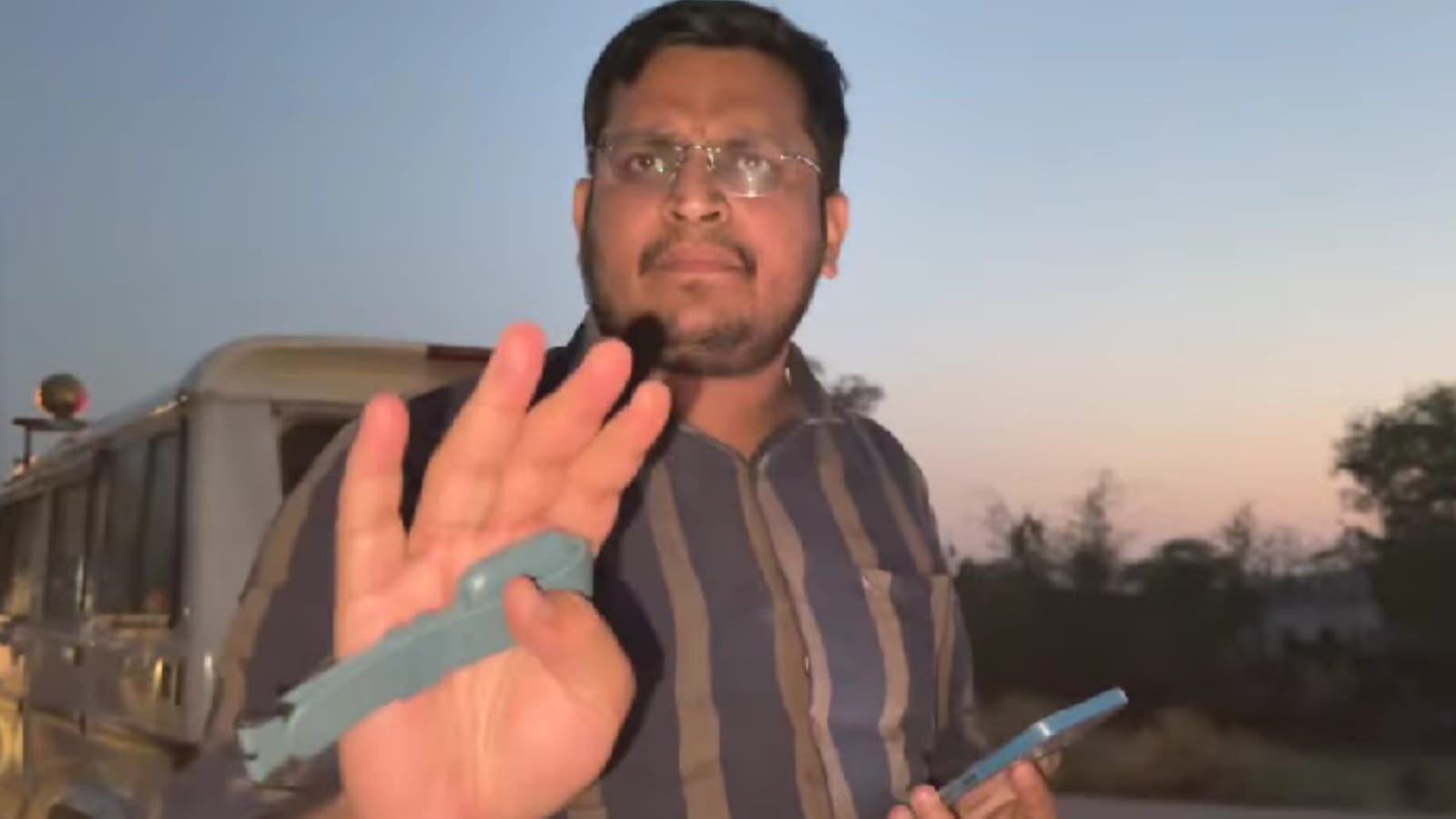 एसडीएम अमित शुक्ला की 'दबंगई' ! ट्रक चालक से 'मारपीट व बंधक बनाने का संगीन आरोप ?