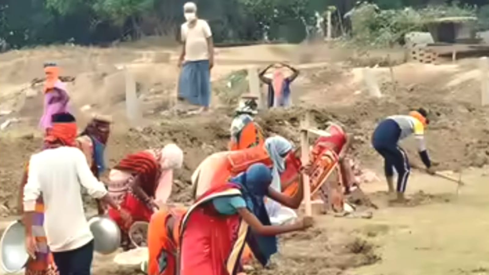 मनरेगा की "सत्यनारायण कथा" जिले में नहीं चल पा रही "सत्य" पर !