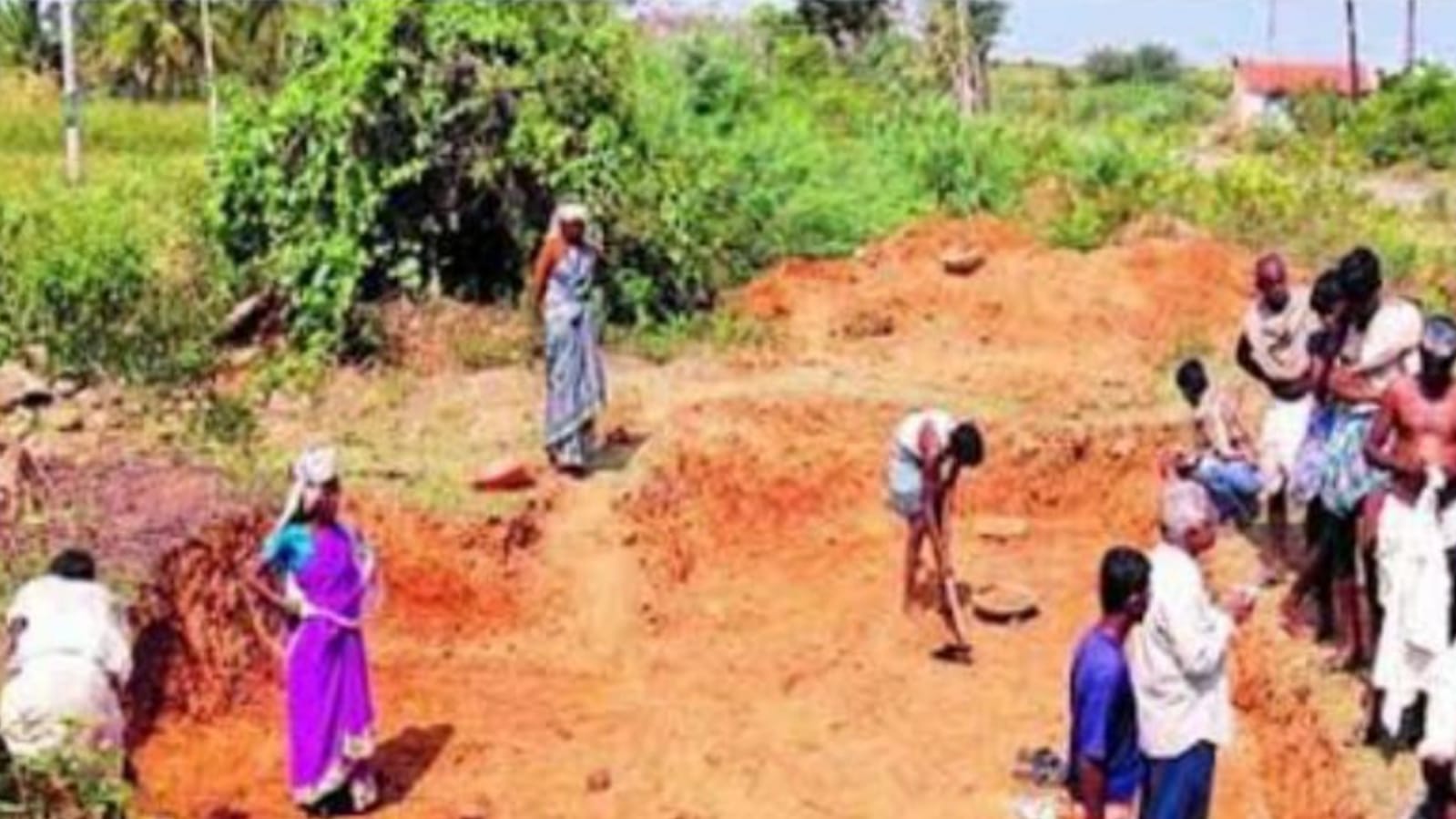 मनरेगा की "सत्यनारायण कथा" जिले में नहीं चल पा रही "सत्य" पर !