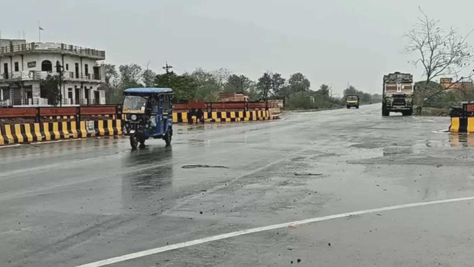 मौसम का 'कहर': बारिश-आंधी से 'खेतों' पर 'मंडराया' संकट, किसानों की 'सांसें' अटकीं ?