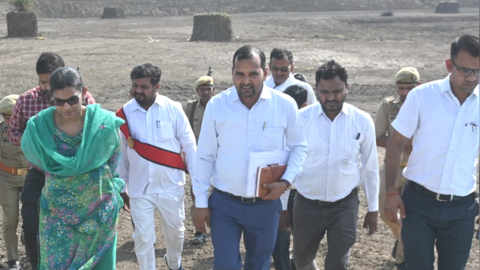 डीएम ने 'तालाब व चेकडैम' पर कसा शिकंजा: निरीक्षण में दिखी हकीकत, अफसरों में हड़कंप