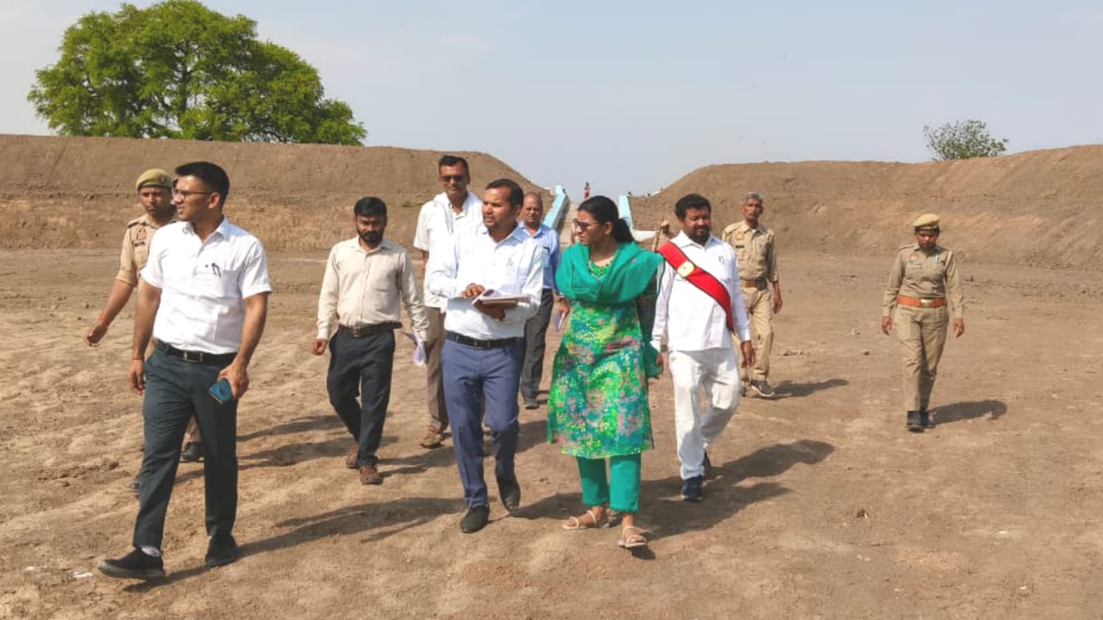 डीएम ने 'तालाब व चेकडैम' पर कसा शिकंजा: निरीक्षण में दिखी हकीकत, अफसरों में हड़कंप