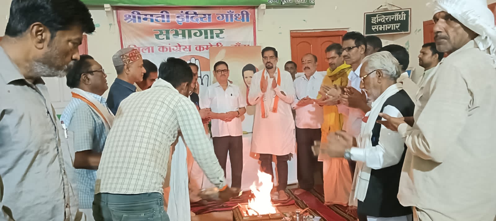 दुआओं में 'डूबी' कांग्रेस: सोनिया गांधी के लिए हवन, आंख में चिंता हर दिल में प्रार्थना
