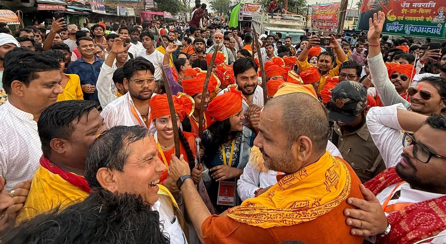 विधायक प्रकाश 'फरसाधारी' परशुराम भेष में बनें 'चर्चा' का विषय: शोभा यात्रा में गूंजा 'जय श्रीराम'