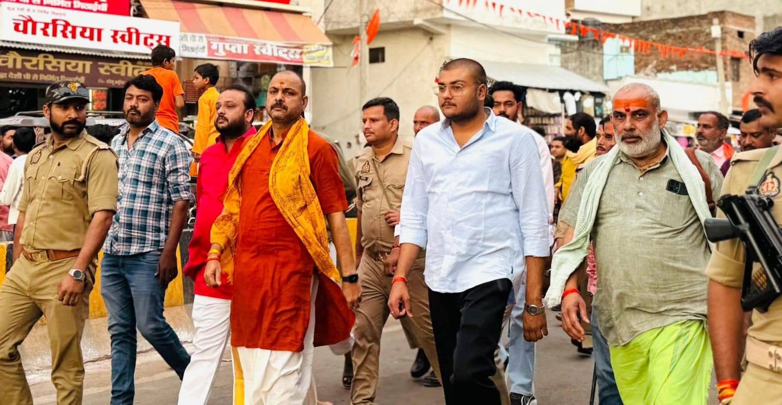 विधायक प्रकाश 'फरसाधारी' परशुराम भेष में बनें 'चर्चा' का विषय: शोभा यात्रा में गूंजा 'जय श्रीराम'