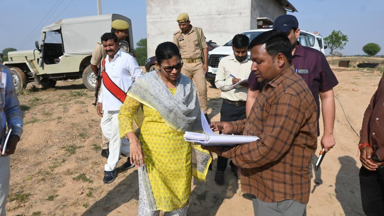डीएम रीभा के 'छापे' से मचा हड़कंप: जिम्मेदारों पर गिरी 'गाज'
