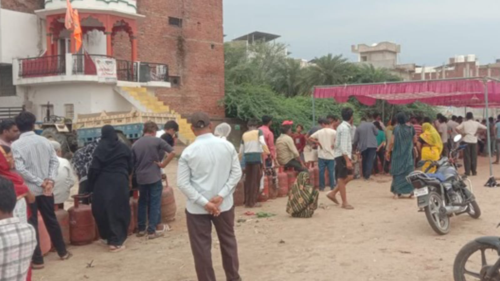 गैस एजेंसियों द्वारा लूट: बिना सिलिंडर डिलीवरी, ब्लैक मार्केट में जल रही जनता की रसोई !