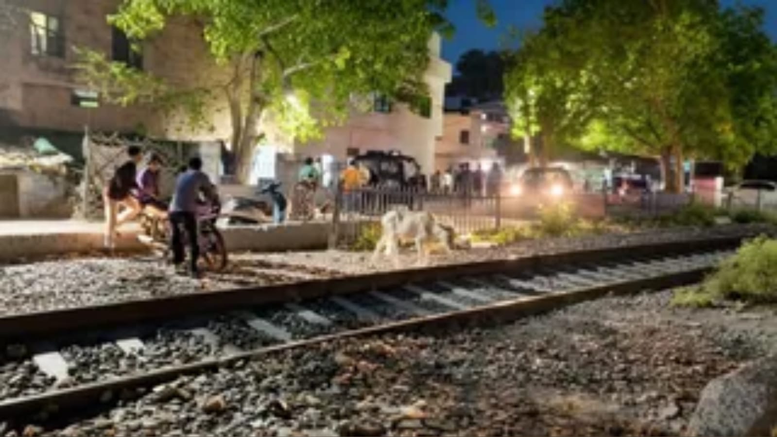 रेलवे दोहरीकरण से हड़कंप: अंडरपास की 'बंदी' बनी सिरदर्द, रोजमर्रा की जिंदगी प्रभावित !
 