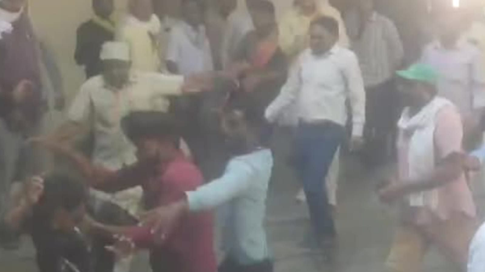 तहसील में 'गुंडागर्दी': 'घूस' नहीं दी तो नायब औऱ लेखपाल नें बंधक बनाकर पीटा ?