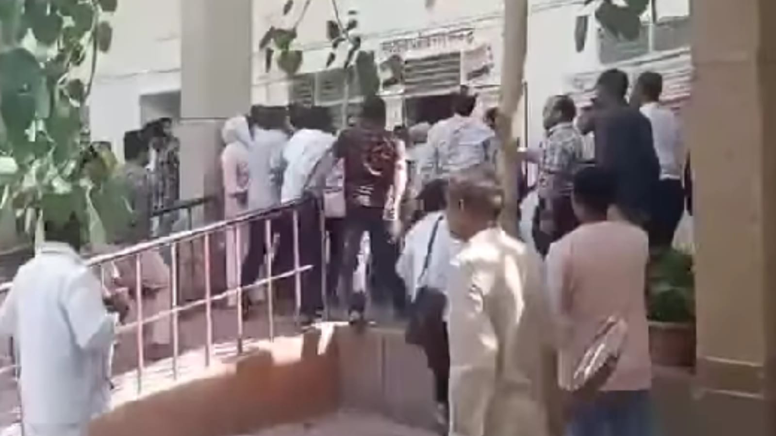 तहसील में 'गुंडागर्दी': 'घूस' नहीं दी तो नायब औऱ लेखपाल नें बंधक बनाकर पीटा ?