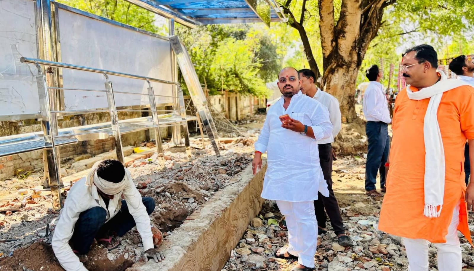 अंकित बने 'ढाल': धूप-बारिश से राहत का इंतजाम, बन रहा आधुनिक प्रतीक्षालय
