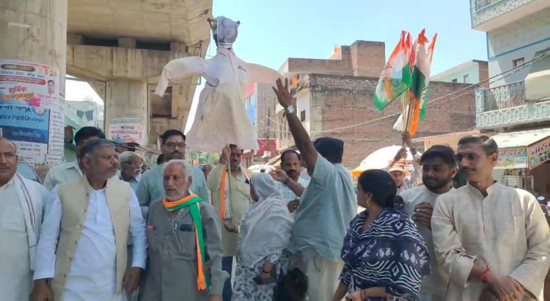 कांग्रेस का सियासी विस्फोट: अमर्यादित टिप्पणी पर भड़का आक्रोश, पुतला फूंककर कड़ा विरोध