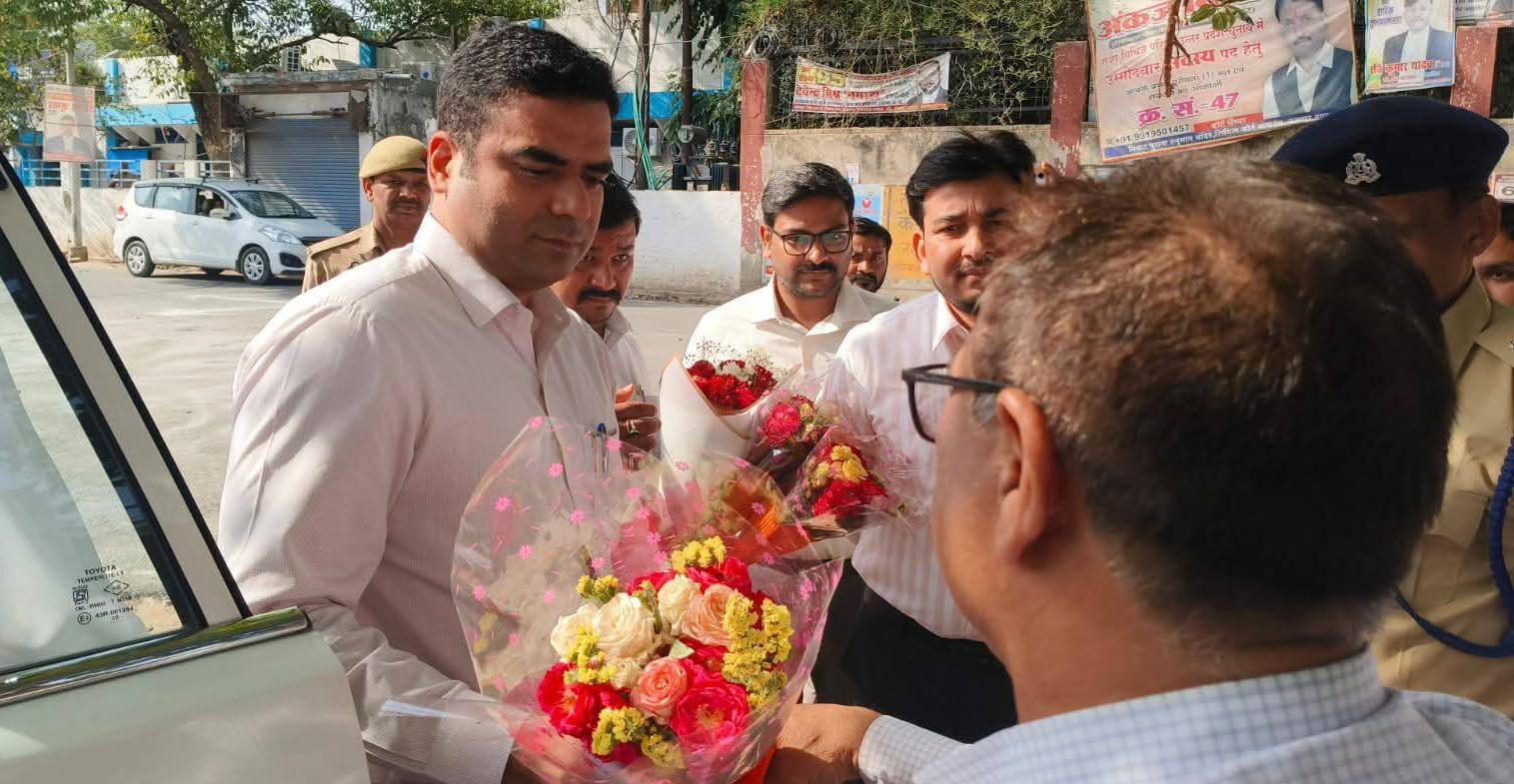 डीएम अमित आसेरी के लिये बांदा 'कांटों भरा ताज'? या साबित कर देंगे की वह हैं 'कुशल बादशाह'