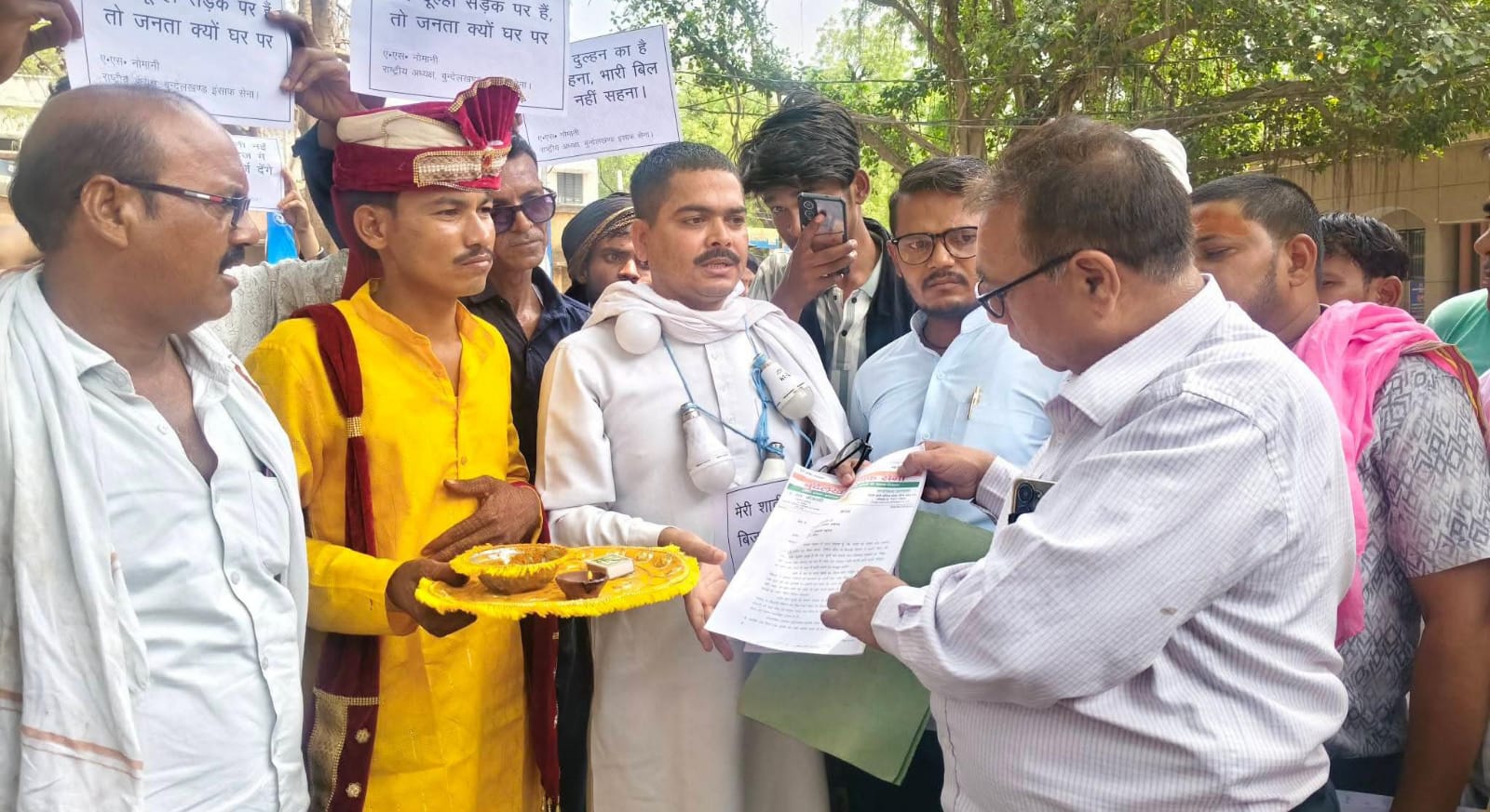 बारात छोड़ 'दूल्हा' पहुंचा डीएम ऑफिस: वजह जानकर हो जाएंगे 'दंग', फैसले से मचा हड़कंप !