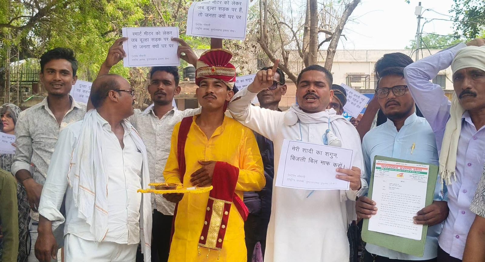 बारात छोड़ 'दूल्हा' पहुंचा डीएम ऑफिस: वजह जानकर हो जाएंगे 'दंग', फैसले से मचा हड़कंप !