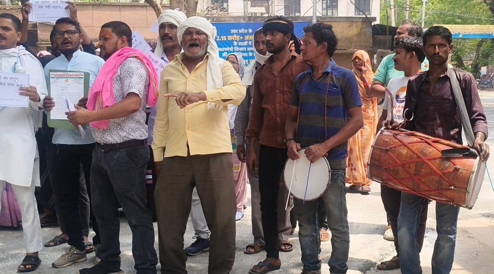 बारात छोड़ 'दूल्हा' पहुंचा डीएम ऑफिस: वजह जानकर हो जाएंगे 'दंग', फैसले से मचा हड़कंप !