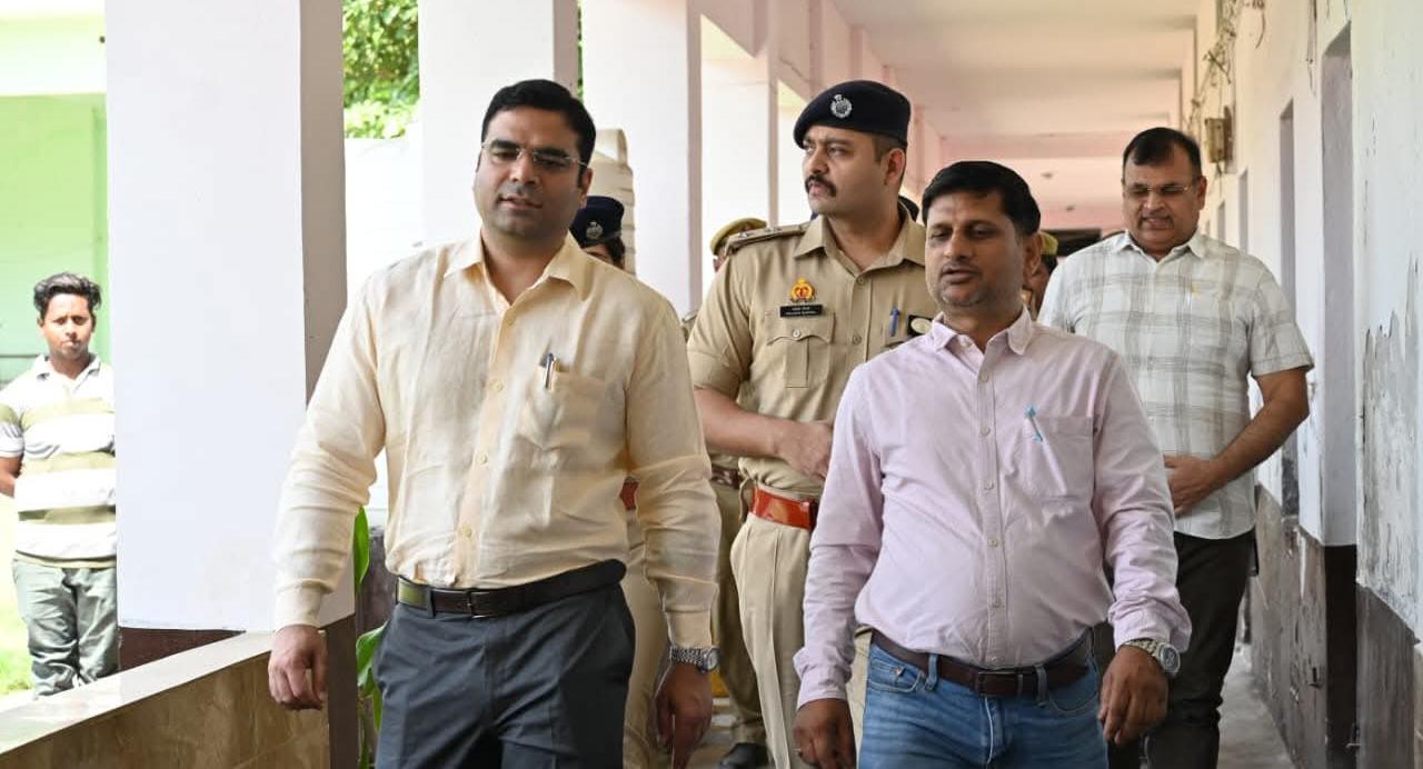 डीएम अमित ने 'संभाली कमान': केंद्रों का किया निरीक्षण, व्यवस्थाओं पर होगी 'पैनी नजर'