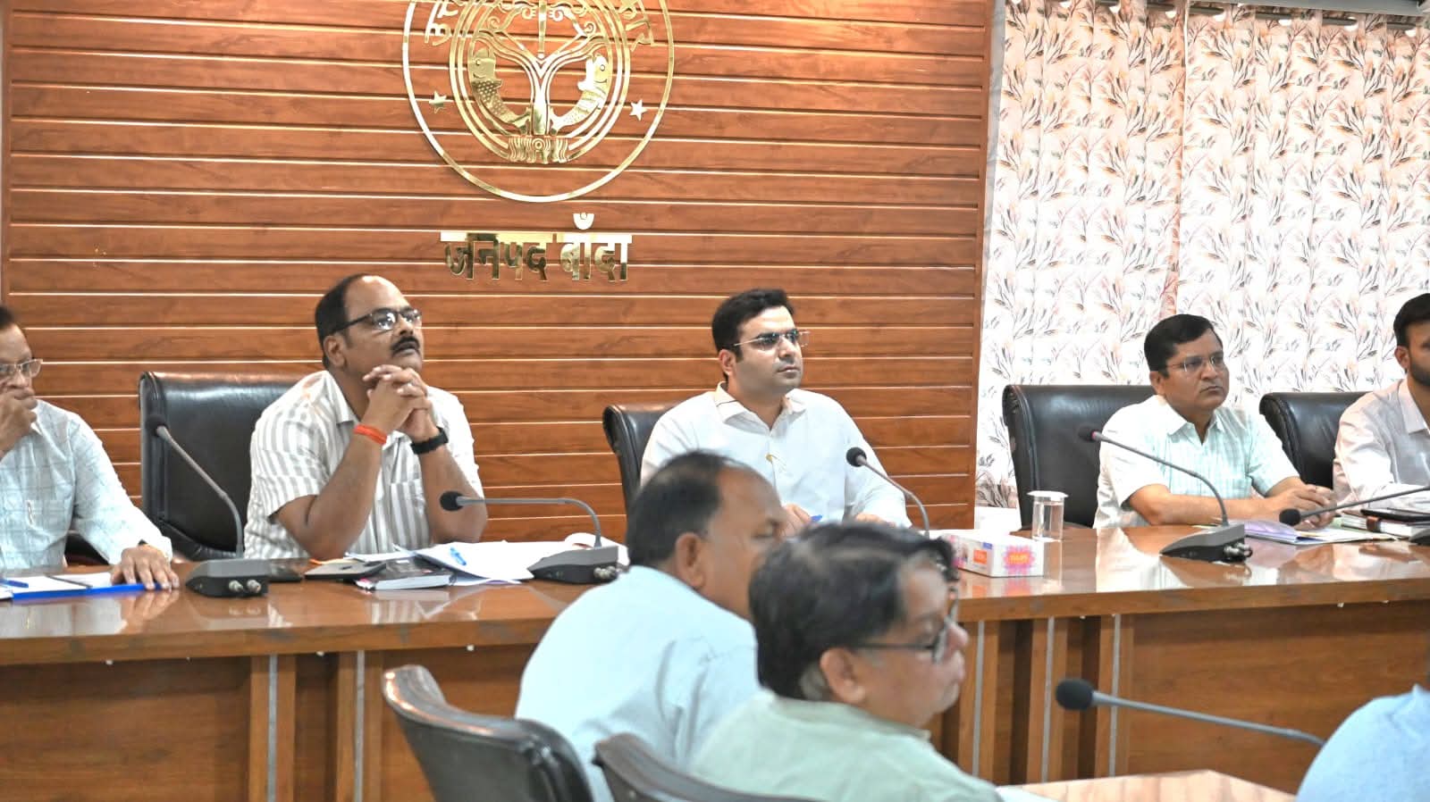 डीएम अमित के सख्त तेवर: बैठक में अफसरों की 'थमीं' सांसें, लापरवाही पर कार्रवाई का अल्टीमेटम