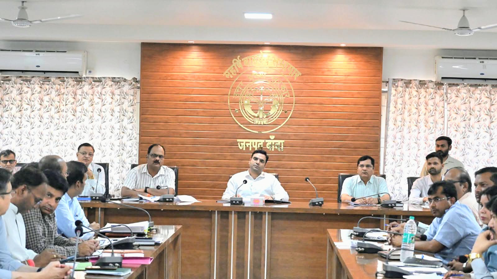 डीएम अमित के सख्त तेवर: बैठक में अफसरों की 'थमीं' सांसें, लापरवाही पर कार्रवाई का अल्टीमेटम