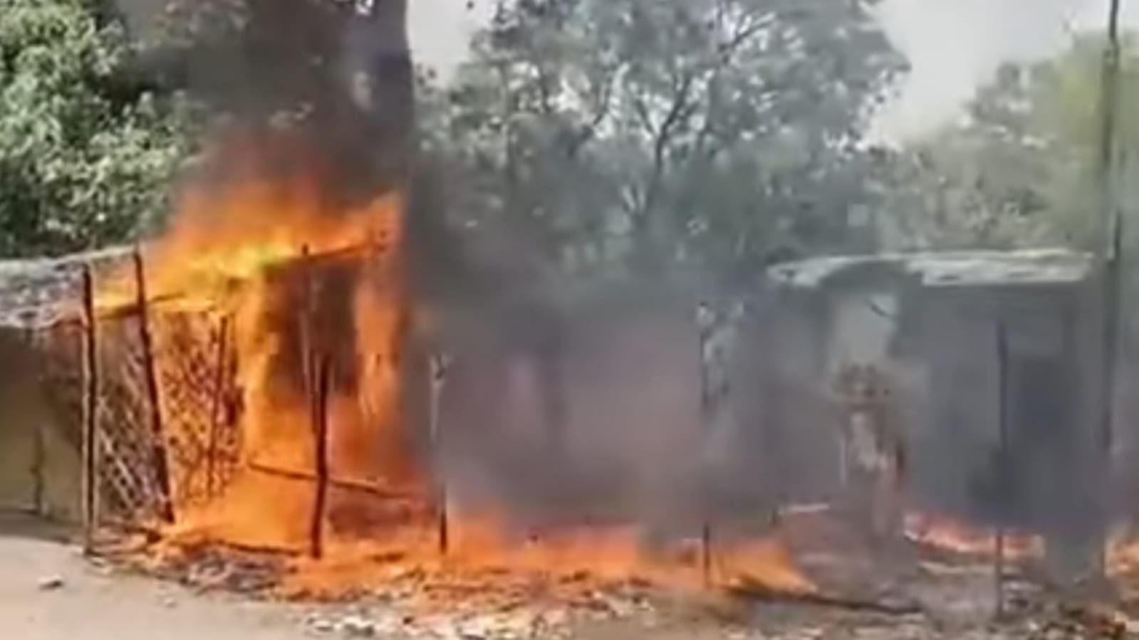 आग का 'तांडव': ट्रांसफार्मर की 'चिंगारी' से मची तबाही, जनरल स्टोर जलकर राख