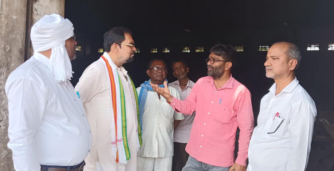 कांग्रेस का 'यातना' क्रय स्थल पर छापा : भूखे-प्यासे 'लाइन' में 'तड़पते' मिले किसान ! 