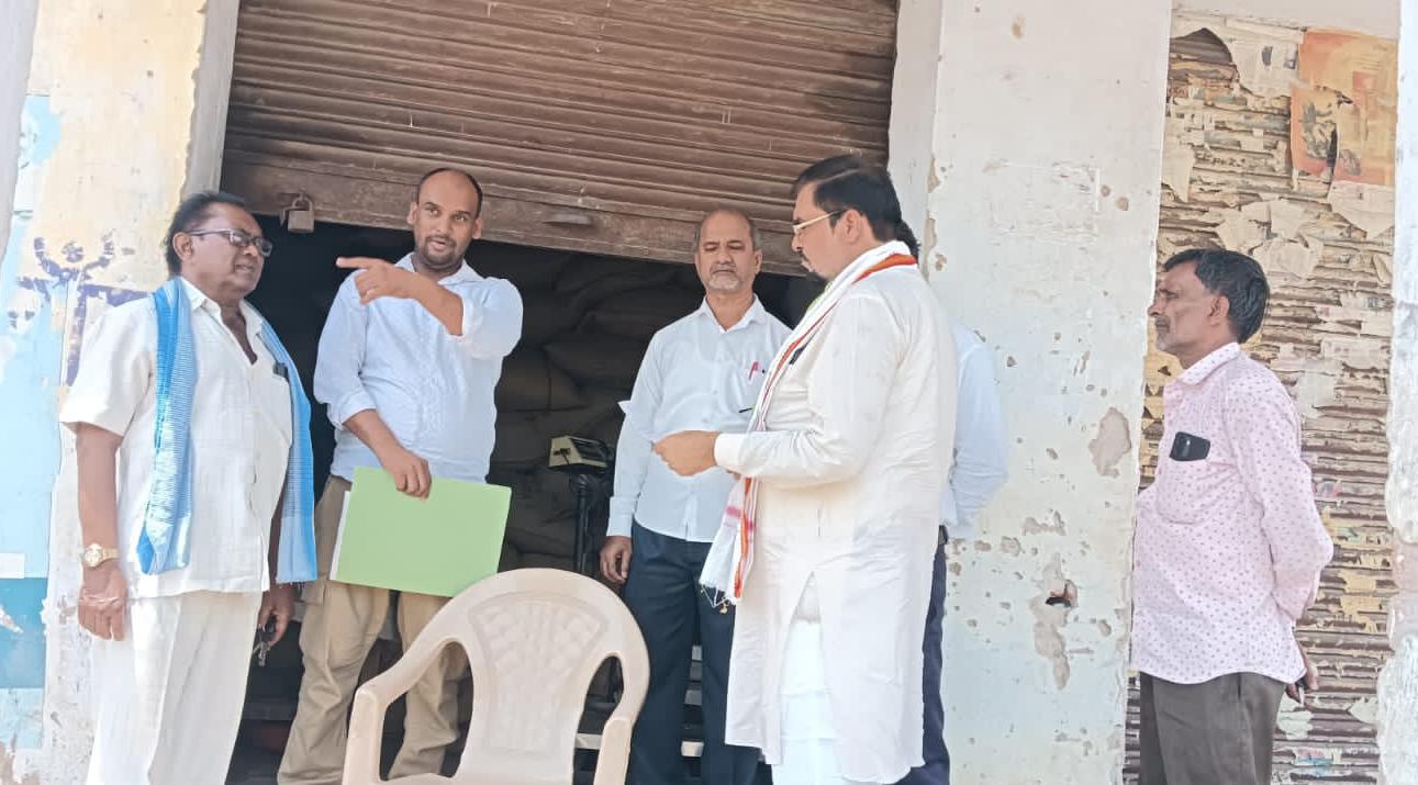 कांग्रेस का 'यातना' क्रय स्थल पर छापा : भूखे-प्यासे 'लाइन' में 'तड़पते' मिले किसान ! 