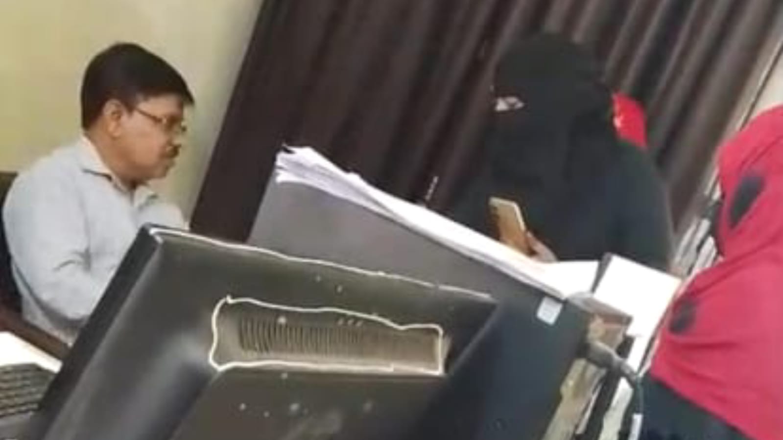 आपूर्ति अधिकारी पर 'महिलाओं' का फूटा 'गुस्सा': 'कॉलर' पकड़कर 'दफ्तर' से बाहर 'निकाला'