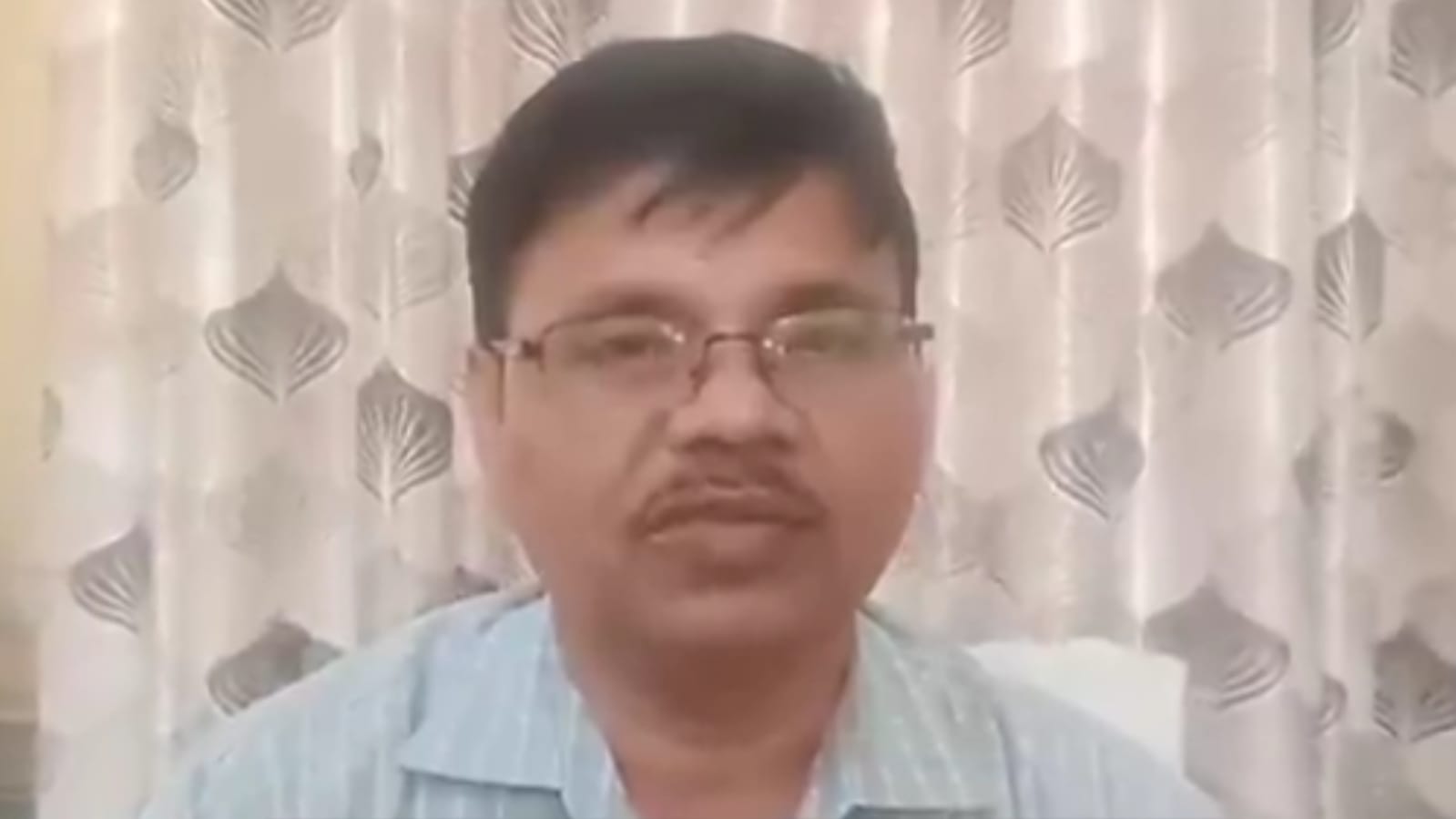 आपूर्ति अधिकारी पर 'महिलाओं' का फूटा 'गुस्सा': 'कॉलर' पकड़कर 'दफ्तर' से बाहर 'निकाला'