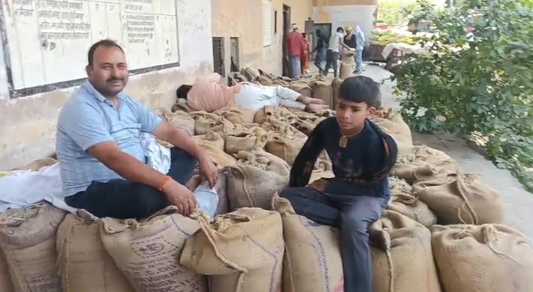 कांग्रेस का 'यातना' क्रय स्थल पर छापा : भूखे-प्यासे 'लाइन' में 'तड़पते' मिले किसान ! 