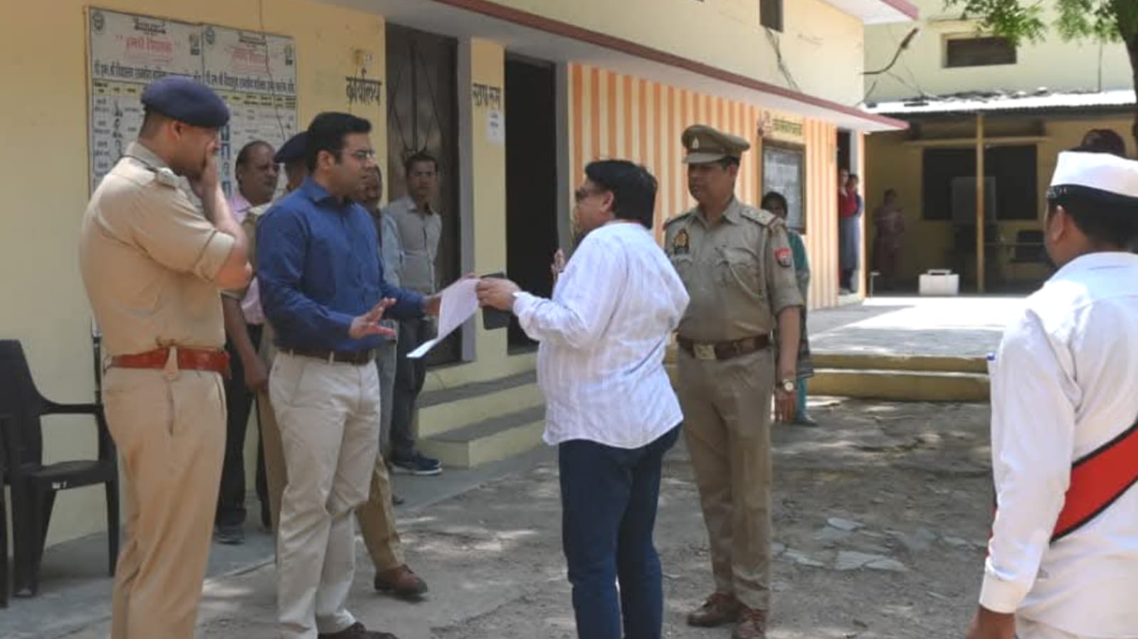 डीएम-एसपी की 'कड़ी निगरानी' में हुई 'परीक्षा': व्यवस्था रही चुस्त-दुरुस्त, केंद्रों में दिखा अनुशासन