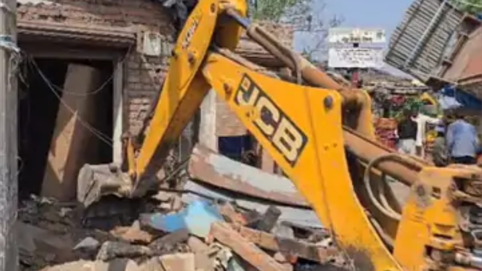 बुलडोजर का महाप्रहार: 70 से ज्यादा 'मकान व दुकानें' हुई ध्वस्त, अवैध कब्जों का हुआ 'अंत' !