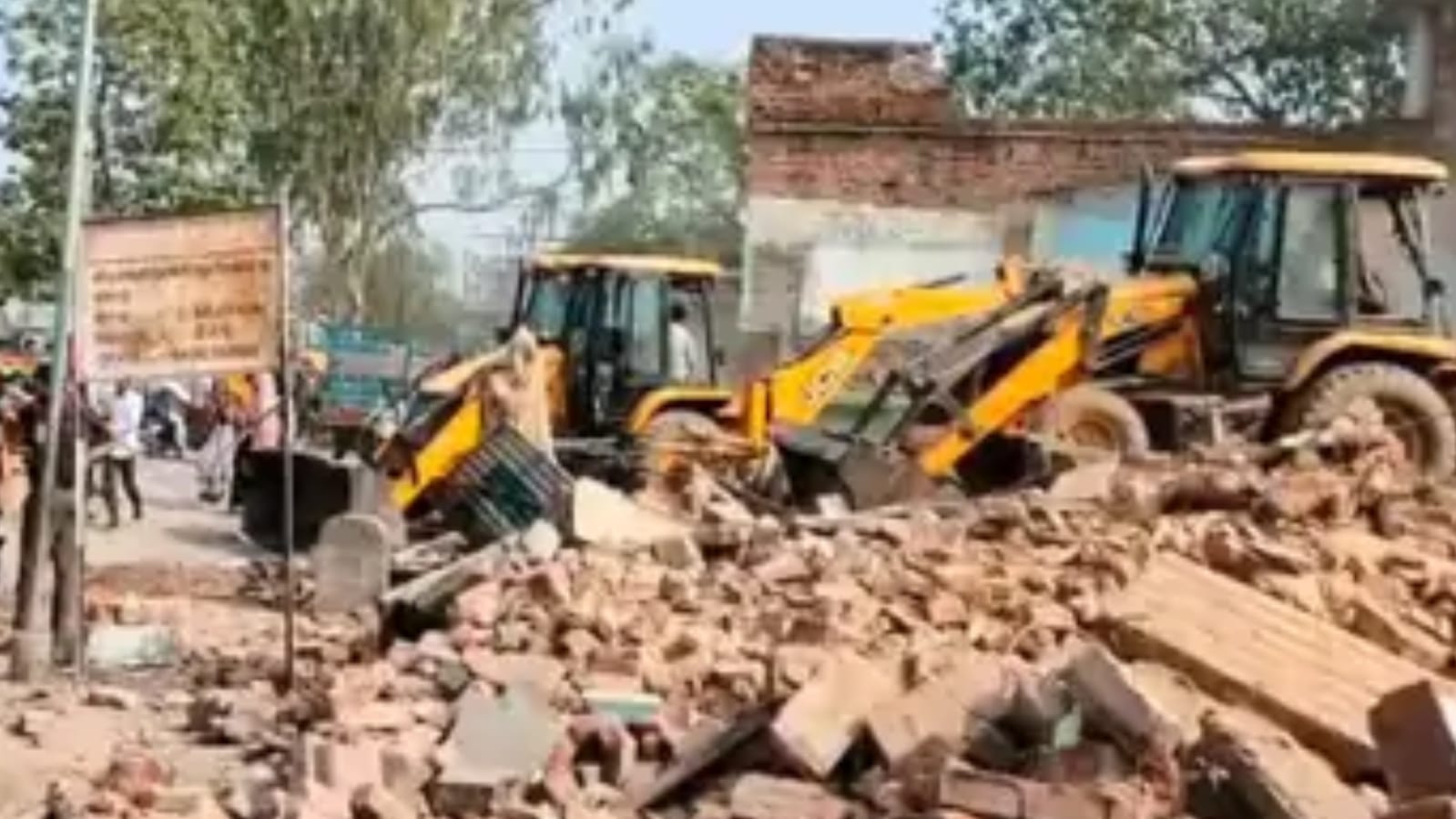 बुलडोजर का महाप्रहार: 70 से ज्यादा 'मकान व दुकानें' हुई ध्वस्त, अवैध कब्जों का हुआ 'अंत' !