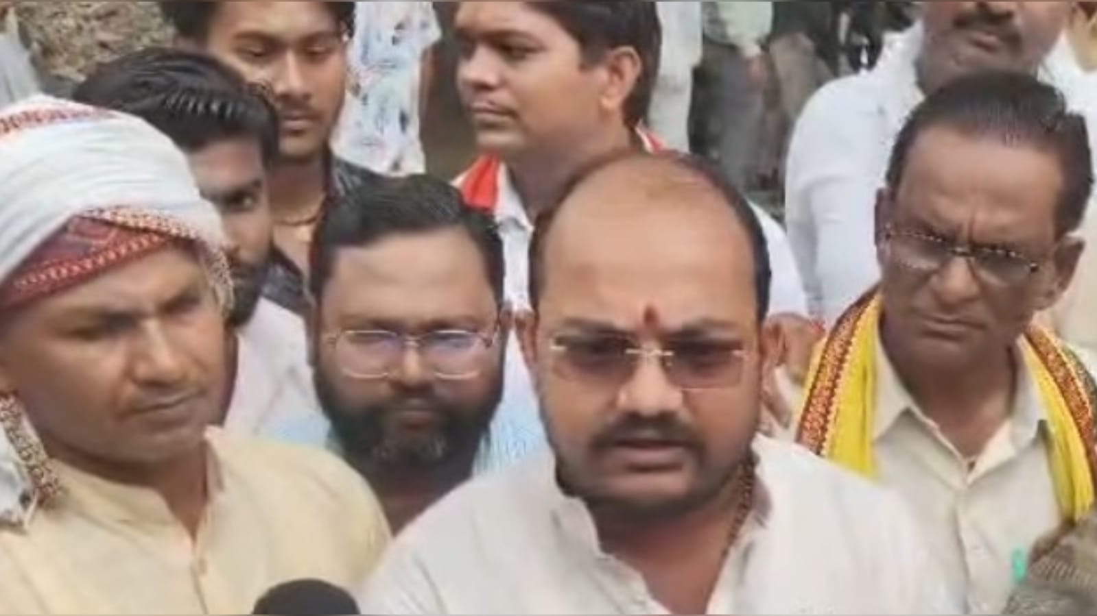 अंकित बासू ने 'संभाला मोर्चा' : सभासद पति पर हमले से भड़के, पहुंचे एसपी दरबार।
