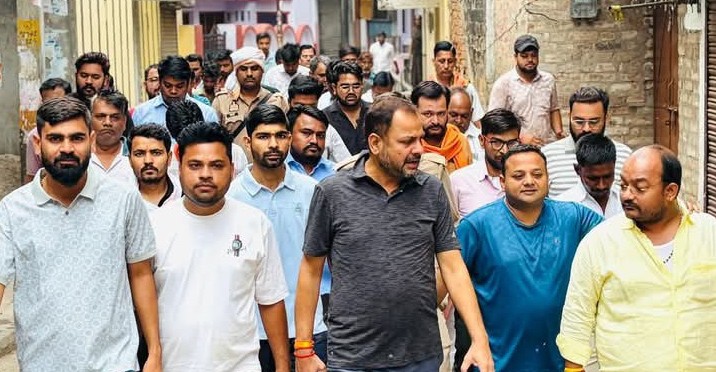 विधायक प्रकाश की 'अनोखी कार्यशैली': 'कुर्सी' छोड़ गली की 'सैर' फुटपाथ पर सुनते हैं 'दर्द'