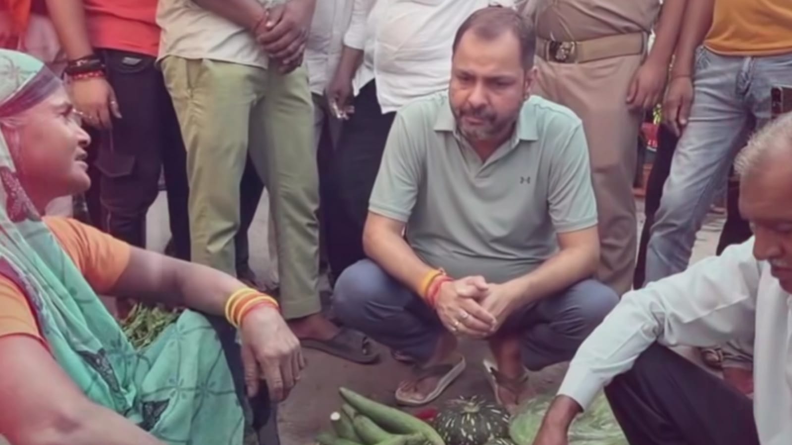 विधायक प्रकाश की 'अनोखी कार्यशैली': 'कुर्सी' छोड़ गली की 'सैर' फुटपाथ पर सुनते हैं 'दर्द'