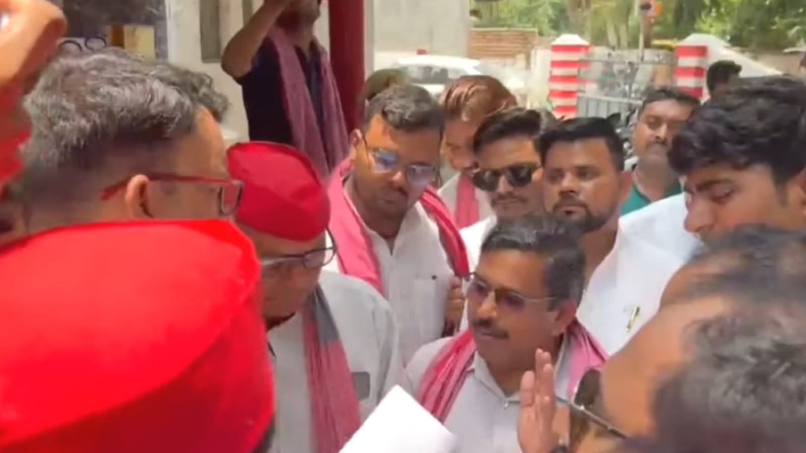 महोबा से 'सियासी बम': पूर्व मंत्री दद्दू प्रसाद द्वारा 'एफआईआर' से भाजपा में खलबली