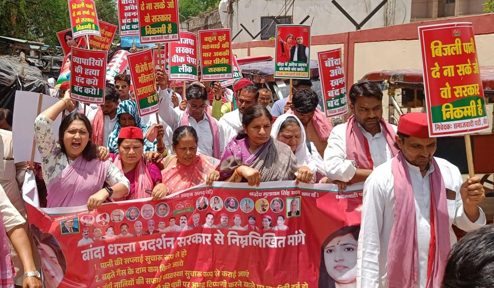 सपा नें 'हल्ला बोल' अंदाज में किया प्रदर्शन: सरकार के खिलाफ भरी 'हुंकार'