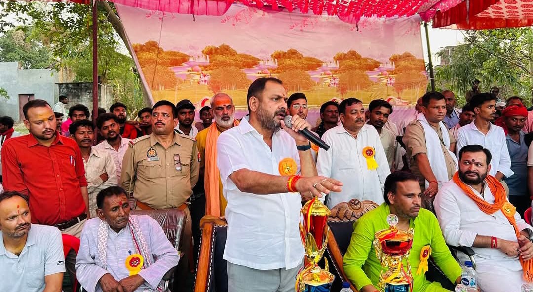 प्रकाश के 'बल्ले' से सियासत तक गूंज: क्रिकेट की पिच पर दिया 'जिंदगी का घोषणापत्र'