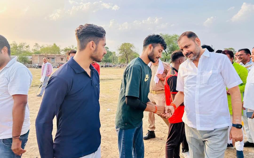 प्रकाश के 'बल्ले' से सियासत तक गूंज: क्रिकेट की पिच पर दिया 'जिंदगी का घोषणापत्र'